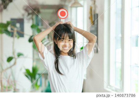 マルのプレートを持つ女の子 140873786