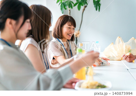 社員食堂・休憩室でランチするビジネスウーマン 140873994