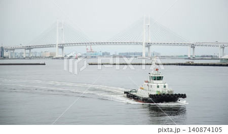 横浜ベイブリッジと港の作業船の風景 横浜ベイブリッジと港の作業船の風景 140874105