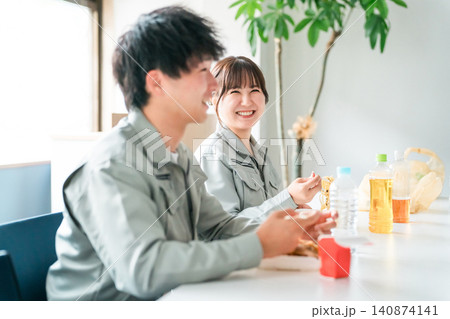 休憩室でランチ,お弁当を食べるビジネスマン男女 休憩室でランチ,お弁当を食べるビジネスマン男女 140874141