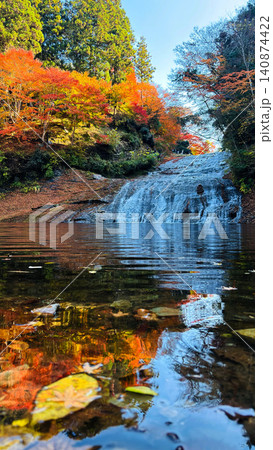 千葉県養老渓谷の紅葉と滝が織りなす秋の風景 140874422