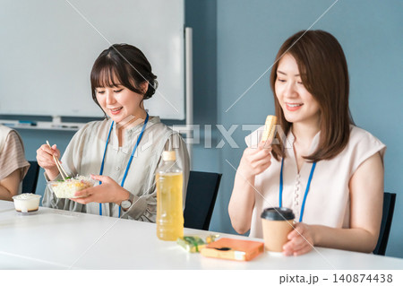 社員食堂・休憩室でランチするビジネスウーマン 140874438