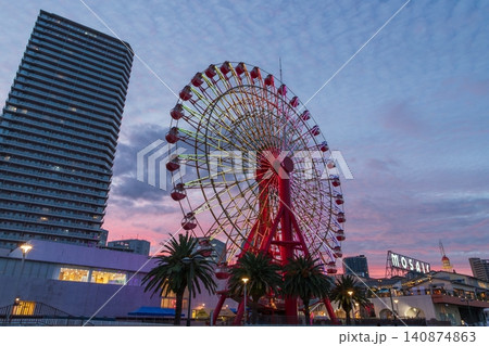 ハーバーランドの観覧車と夕焼け空 神戸市中央区にて ハーバーランドの観覧車と夕焼け空 神戸市中央区にて 140874863