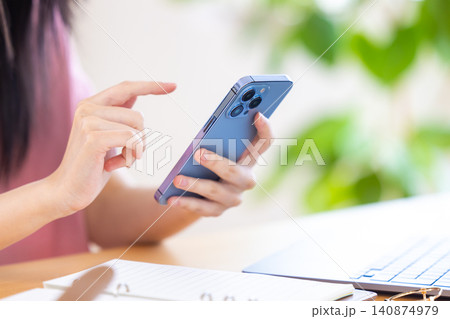 スマホを操作する女性の手元 スマホを操作する女性の手元 140874979