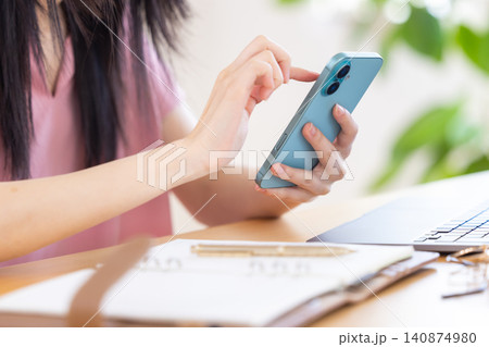 スマホを操作する女性の手元 スマホを操作する女性の手元 140874980