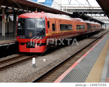池袋駅に停車している鬼怒川温泉行きの特急電車 池袋駅に停車している鬼怒川温泉行きの特急電車 140875544