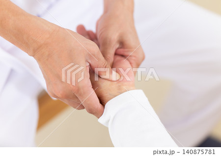 治療院で施術をする鍼灸師・整体師 治療院で施術をする鍼灸師・整体師 140875781