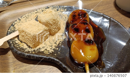 甘味処で味わう香ばしいみたらし団子ときな粉たっぷりのわらび餅 甘味処で味わう香ばしいみたらし団子ときな粉たっぷりのわらび餅 140876507