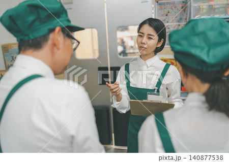 スタッフに指差して指示するバックヤードの女性リーダー 140877538