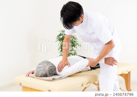 治療院で施術をする鍼灸師・整体師 治療院で施術をする鍼灸師・整体師 140878796
