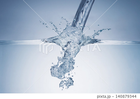 水の流れる水と水しぶき 水の流れる水と水しぶき 140879344