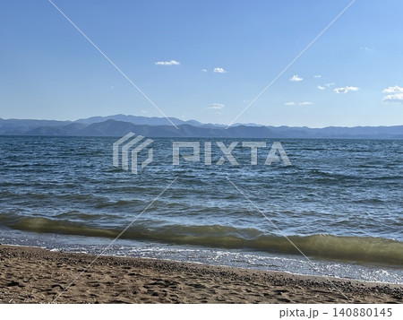 夏の猪苗代湖の湖面とビーチ 140880145