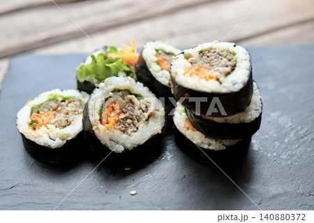 スレートプレートに並べた韓国海苔巻きプルコギキンパ 140880372