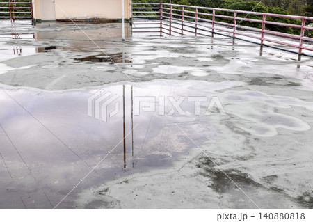 Old flat roof is ponding water and leakage after rain. Blistering flat roof. Old flat roof is ponding water and leakage after rain. Blistering flat roof. 140880818