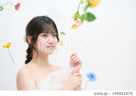 ウェディングドレスを着て花に囲まれる日本人女性 ウェディングドレスを着て花に囲まれる日本人女性 140881079