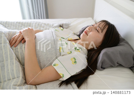 ベッドで眠る日本人女性 140881173