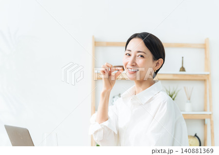 薬を飲む女性。医薬品、サプリメント、常備薬、ジェネリック、ビタミン剤、風邪薬、頭痛薬、便秘薬 薬を飲む女性。医薬品、サプリメント、常備薬、ジェネリック、ビタミン剤、風邪薬、頭痛薬、便秘薬 140881369