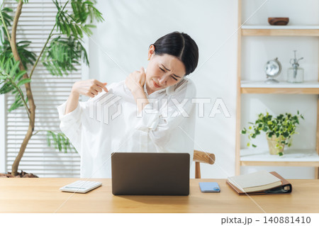 仕事しながら肩こりに悩むミドル女性。疲労、過労、疲れ、仕事、働く、ヘルスケア、残業、フリーランス 仕事しながら肩こりに悩むミドル女性。疲労、過労、疲れ、仕事、働く、ヘルスケア、残業、フリーランス 140881410