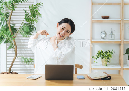 仕事しながら肩こりに悩むミドル女性。疲労、過労、疲れ、仕事、働く、ヘルスケア、残業、フリーランス 仕事しながら肩こりに悩むミドル女性。疲労、過労、疲れ、仕事、働く、ヘルスケア、残業、フリーランス 140881411