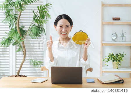 財布を持ってサムズアップするミドル女性。貯金、マネー、投資、資産運用、財テク、お得、セール、いいね 財布を持ってサムズアップするミドル女性。貯金、マネー、投資、資産運用、財テク、お得、セール、いいね 140881416