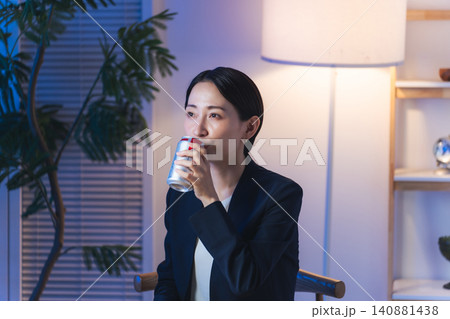 缶ビールを飲むミドル女性。飲酒、アルコール、宅飲み、ひとり飲み、リラックス、チューハイ、ハイボール 缶ビールを飲むミドル女性。飲酒、アルコール、宅飲み、ひとり飲み、リラックス、チューハイ、ハイボール 140881438