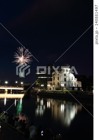 広島原爆ドームと打ち上げ花火のコラボ 140881497