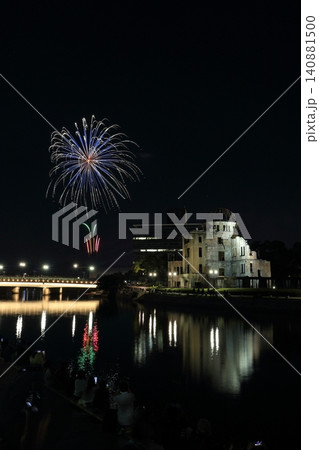 広島原爆ドームと打ち上げ花火のコラボ 140881500