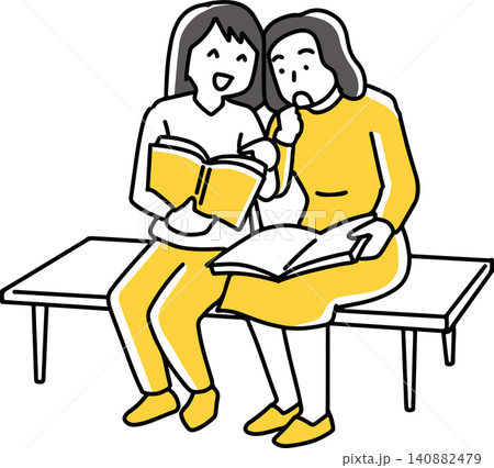 友達に読んでいる本のページを見せる女性 140882479