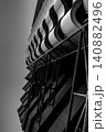 見上げる工事中の高層ビル 140882496