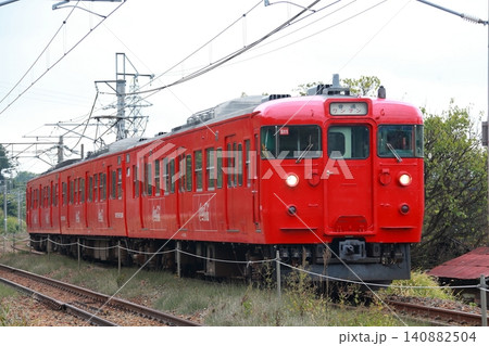 直線区間をゆくしなの鉄道115系コーラ色 140882504