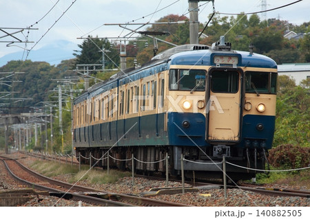 緩いコーナーを疾走するしなの鉄道115系横須賀色 緩いコーナーを疾走するしなの鉄道115系横須賀色 140882505