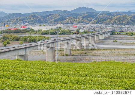 島田市の街並みと茶畑の風景(静岡県) 島田市の街並みと茶畑の風景(静岡県) 140882677