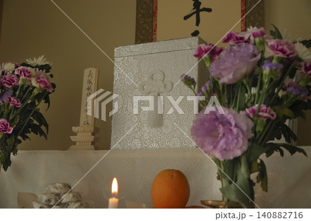 仏式の祭壇に安置された遺骨箱 仏式の祭壇に安置された遺骨箱 140882716
