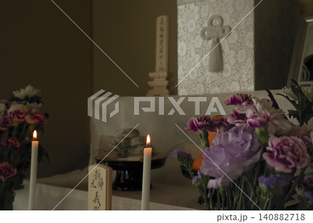 仏式の祭壇に安置された遺骨箱 仏式の祭壇に安置された遺骨箱 140882718