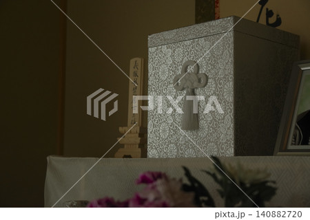 仏式の祭壇に安置された遺骨箱 仏式の祭壇に安置された遺骨箱 140882720