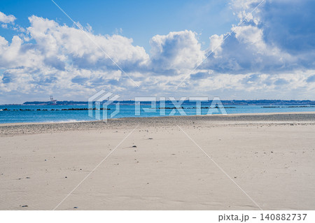 牧之原市の相良サンビーチの青い空と海と砂浜の風景(静岡県) 牧之原市の相良サンビーチの青い空と海と砂浜の風景(静岡県) 140882737