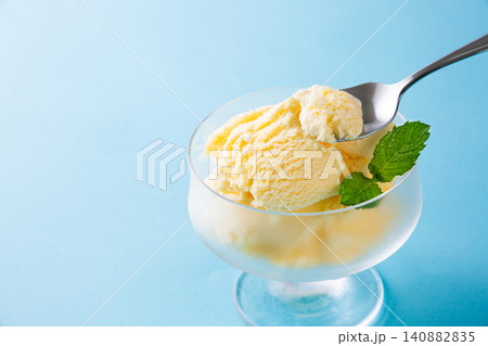 バニラアイスクリームを食べる バニラアイスクリームを食べる 140882835