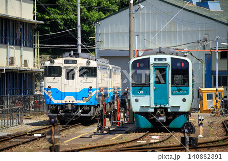 徳島運転所で休むキハ40系気動車と1500形気動車（JR四国） 140882891
