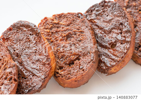 手作りの美味しいチョコラスクを白背景でクローズアップ撮影10 手作りの美味しいチョコラスクを白背景でクローズアップ撮影10 140883077