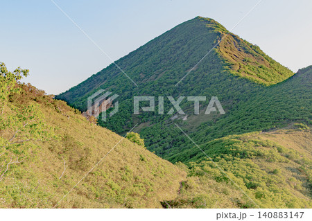 クマザサや高山植物の緑が広大な稜線を彩るオロフレ山の美しい夏景色 クマザサや高山植物の緑が広大な稜線を彩るオロフレ山の美しい夏景色 140883147