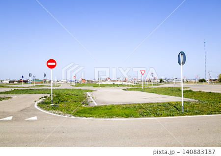 Autodrome. A platform for learning to lift a car 140883187