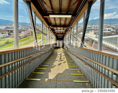 さくらんぼ東根駅のホームに行く階段 さくらんぼ東根駅のホームに行く階段 140883480