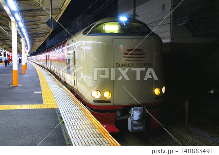 深夜の『熱海駅』へ…【寝台特急サンライズ出雲・サンライズ瀬戸】285系 140883491