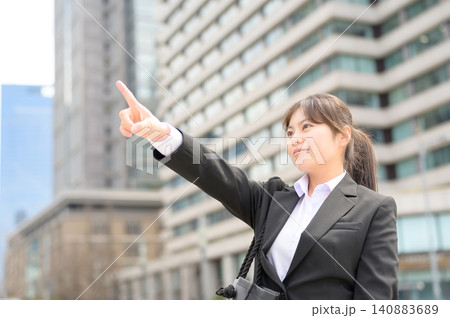 指差しをする20代日本人女性会社員 指差しをする20代日本人女性会社員 140883689