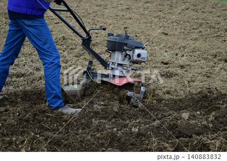 Planting potatoes under the walk-behind tractor 140883832