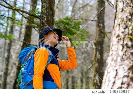 森林を歩く登山者 森林を歩く登山者 140883927