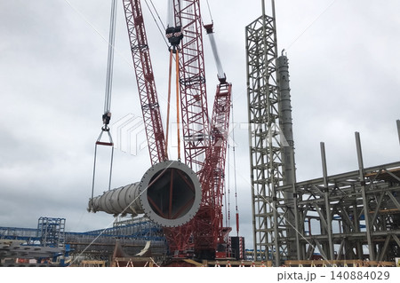 Installation of distillation column at an oil refinery. Installation of distillation column at an oil refinery. 140884029