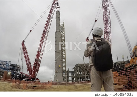 Installation of distillation column at an oil refinery. Installation of distillation column at an oil refinery. 140884033