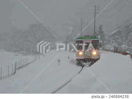 雪の中水鳥駅に入ってくる樽見鉄道 雪の中水鳥駅に入ってくる樽見鉄道 140884238