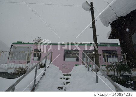 雪の中水鳥駅に停車した樽見鉄道 140884239